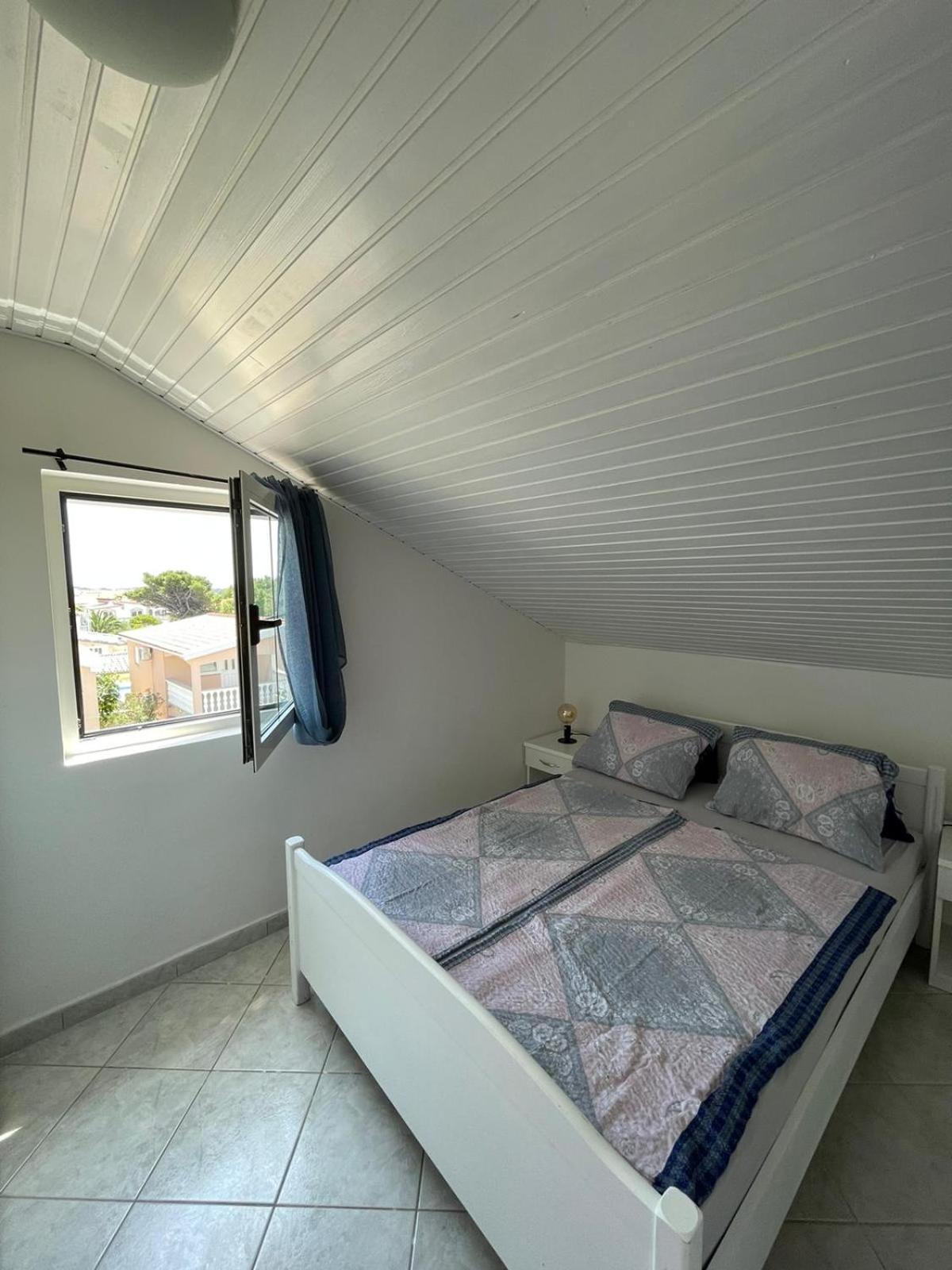 Apartmani Ira ヴィル 部屋 写真